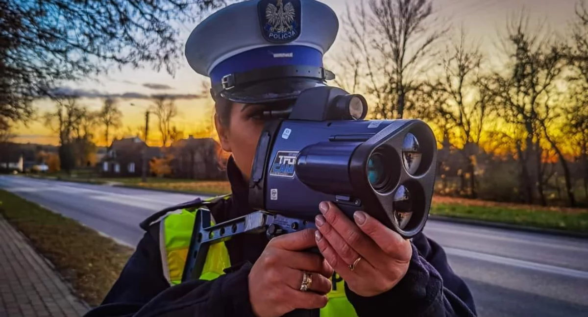 Zdjęcie policjantki trzymającej radar/ podlaska.policja.gov.pl