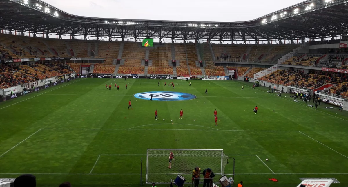 Zdjęcie piłkarzy na boisku Stadionu Miejskiego w Białymstoku/ TJ