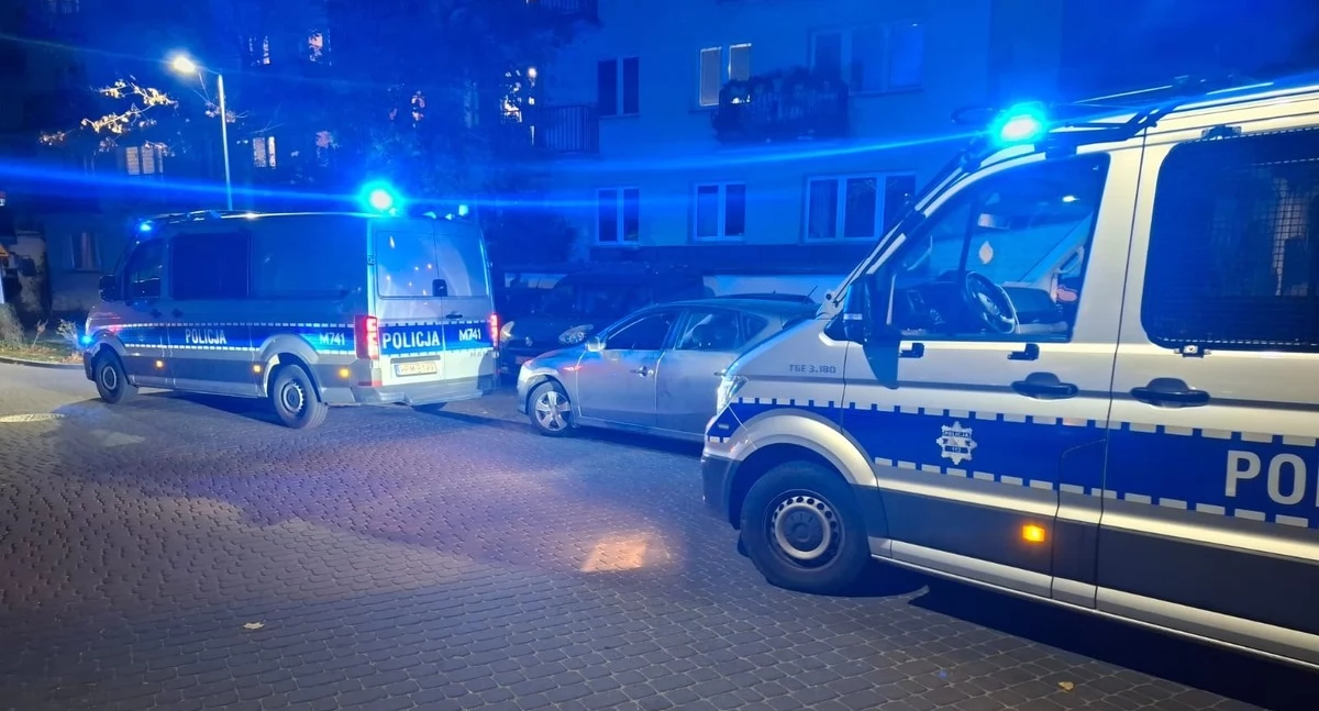 Zdjęcie policyjnych radiowozów nocą/ podlaska.policja.gov.pl