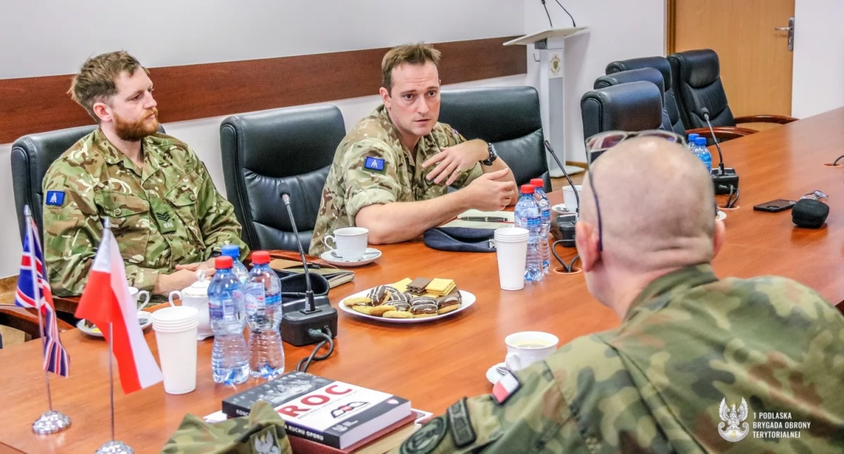 Zdjęcie terytorialsów i przedstawicieli Batalionowej Grupy Bojowej NATO/ 1PBOT