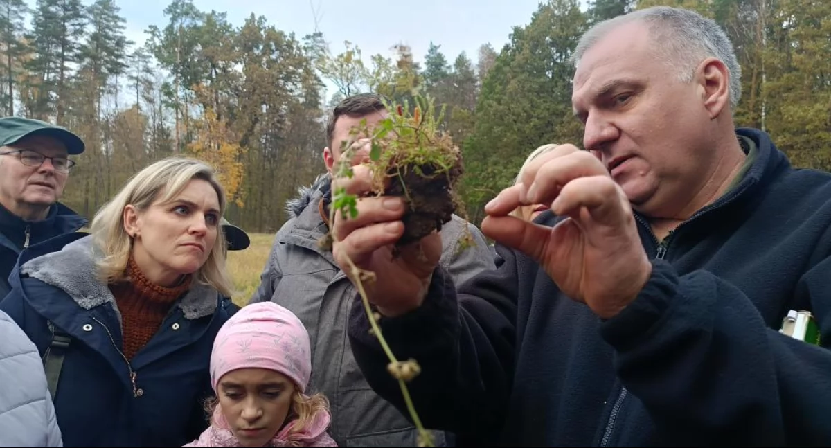 Zdjęcie uczestników grzybobrania z wyjątkowym grzybem/ A. Jarząbska