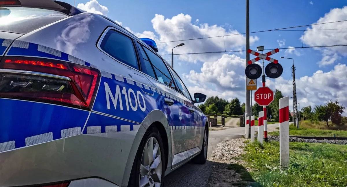 Zdjęcie poglądowe radiowozu przed przejazdem kolejowym/ podlaska.policja.gov.pl