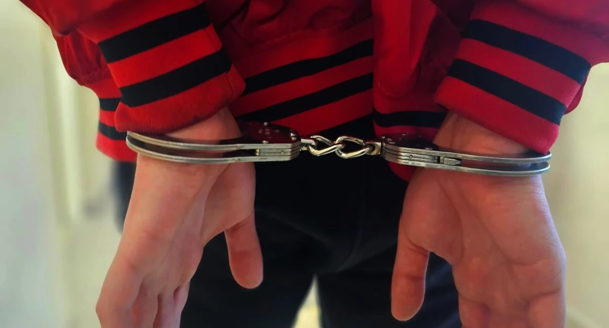 Zdjęcie mężczyzny w kajdankach/ podlaska.policja.gov.pl