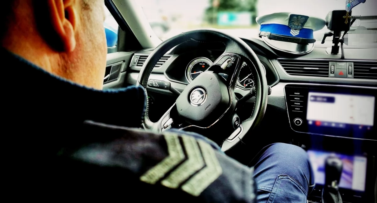 Zdjęcie policjanta w radiowozie/ podlaska.policja.gov.pl