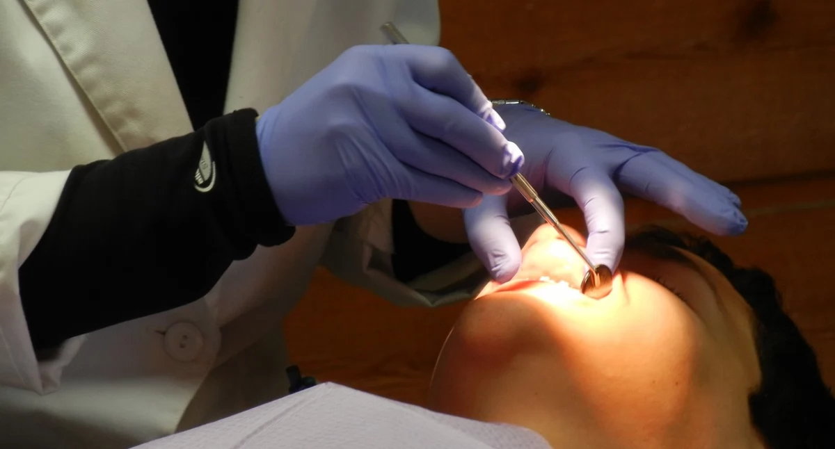 Zdjęcie dentysty badającego zęby/ Pixabay.com