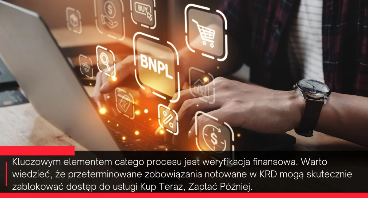 Zdjęcie mężczyzny pracującego przy laptopie