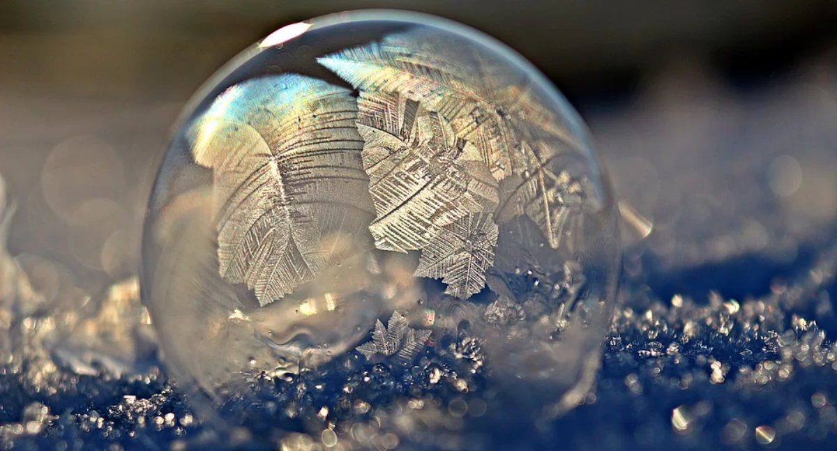 Zdjęcie zamarzniętej kropli/ Pixabay.com