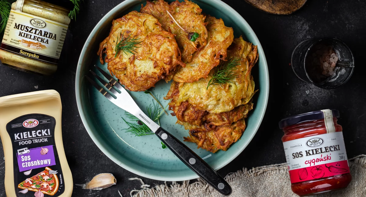 Zdjęcie placków ziemniaczanych na talerzu/ PSS Społem