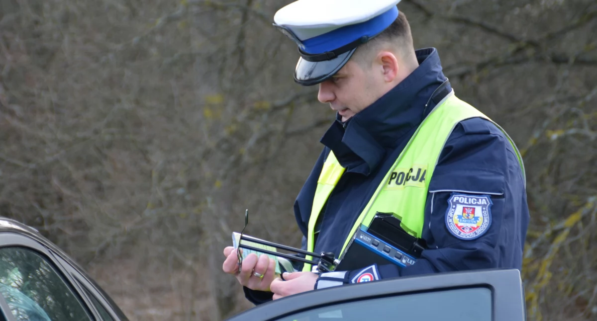 Zdjęcie policjanta drogówki z urządzeniem do pomiaru trzeźwości/ podlaska.policja.gov.pl