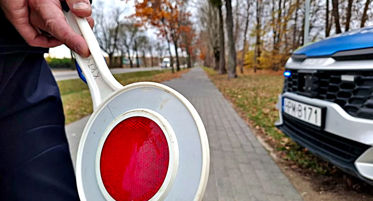 Zdjęcie policyjnego lizaka trzymanego przez policjanta/ podlaska.policja.gov.pl
