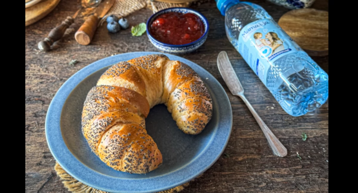 Zdjęcie rogala z makiem na talerzu