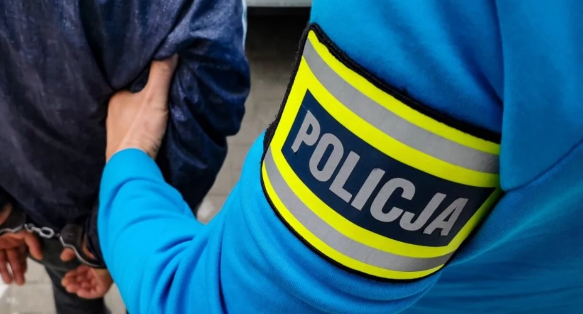 Zdjęcie policjanta prowadzącego zatrzymanego mężczyznę/ podlaska.policja.gov.pl