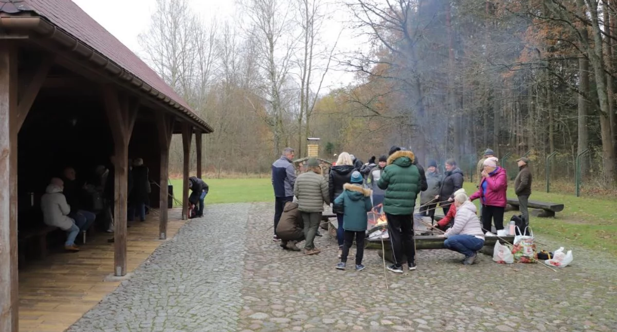 Zdjęcie uczestników wycieczki w Nadleśnictwie Hajnówka podczas wspólnego ogniska/ Krzysztof Komar