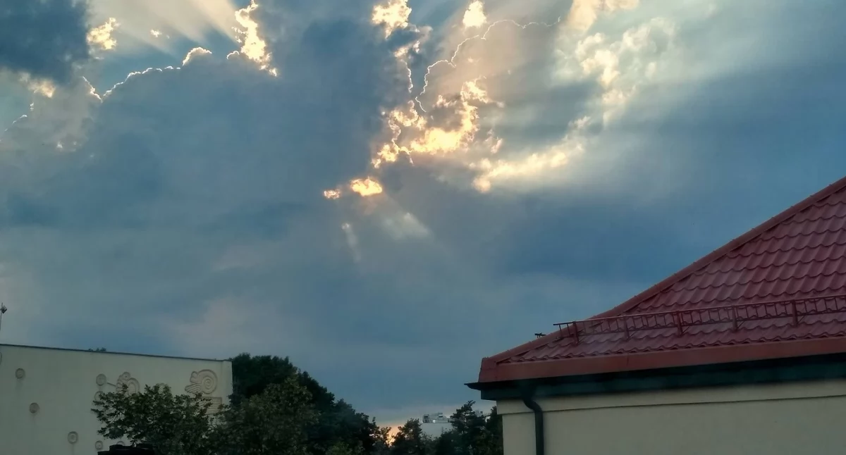 Zdjęcie dachów budynków i nieba/ Fakty Białystok