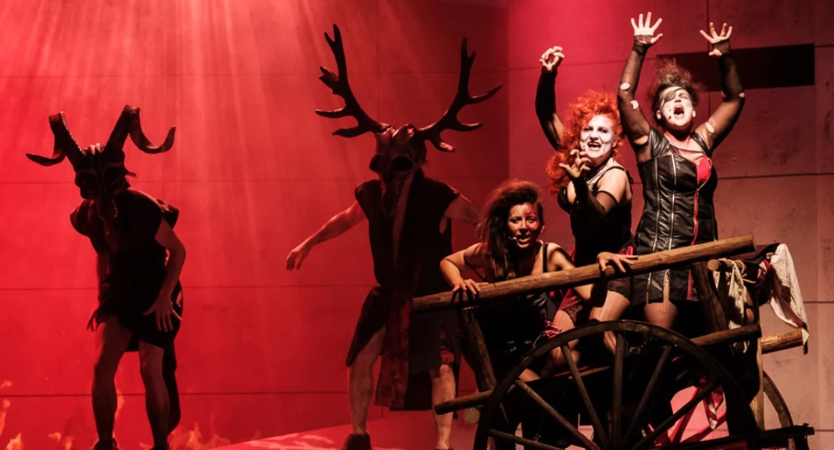 Zdjęcie aktorów podczas spektaklu teatralnego/ Teatr Dramatyczny