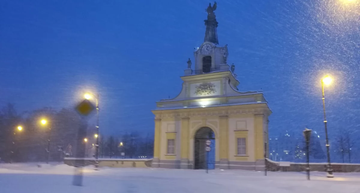 Zdjęcie bramy wjazdowej do Pałacu Branickich w trakcie śnieżycy/ Fakty Białystok