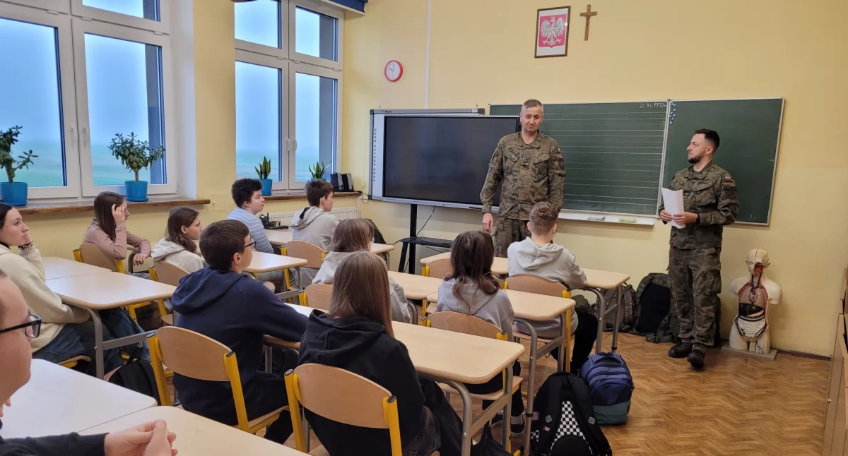 Zdjęcie terytorialsów na zajęciach z młodzieżą szkolną/ 1PBOT