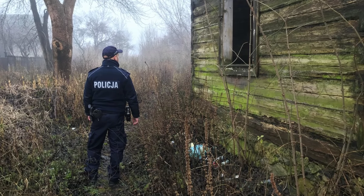 Zdjęcie policjanta przy pustostanie/ podlaska.policja.gov.pl