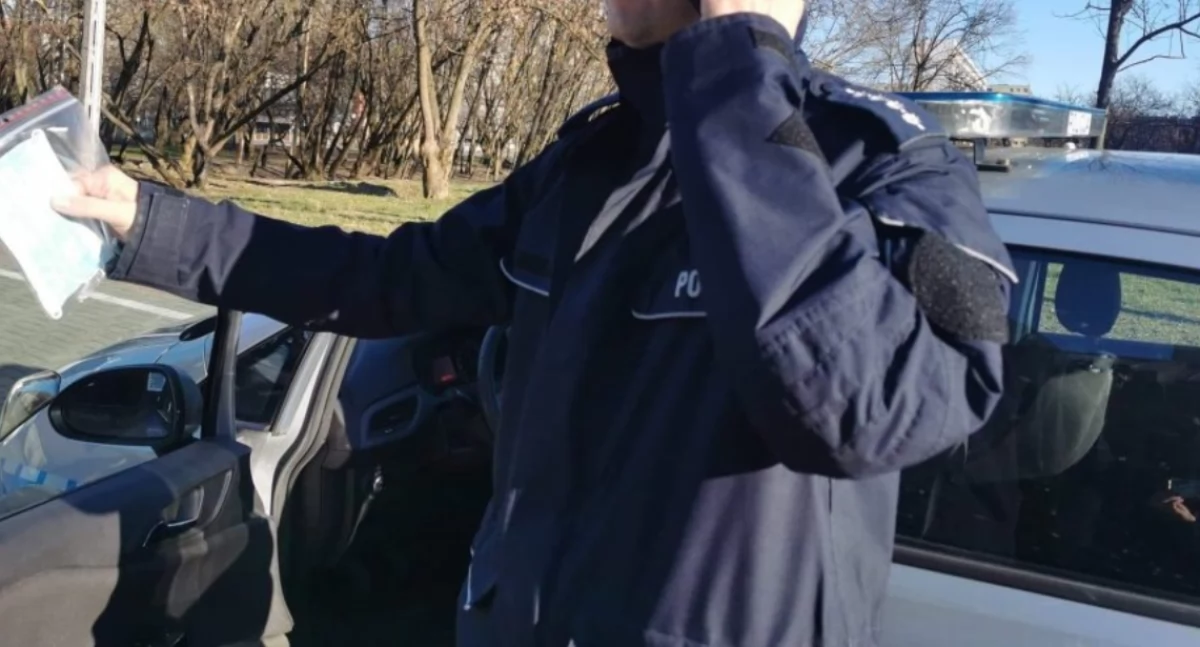 Zdjęcie policjanta przy radiowozie/ podlaska.policja.gov.pl