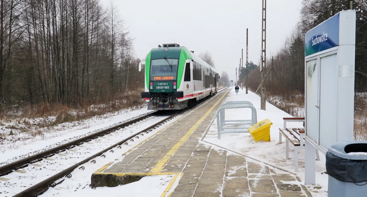 Zdjęcie pociągu Polregio zimą na torach/ Polregio