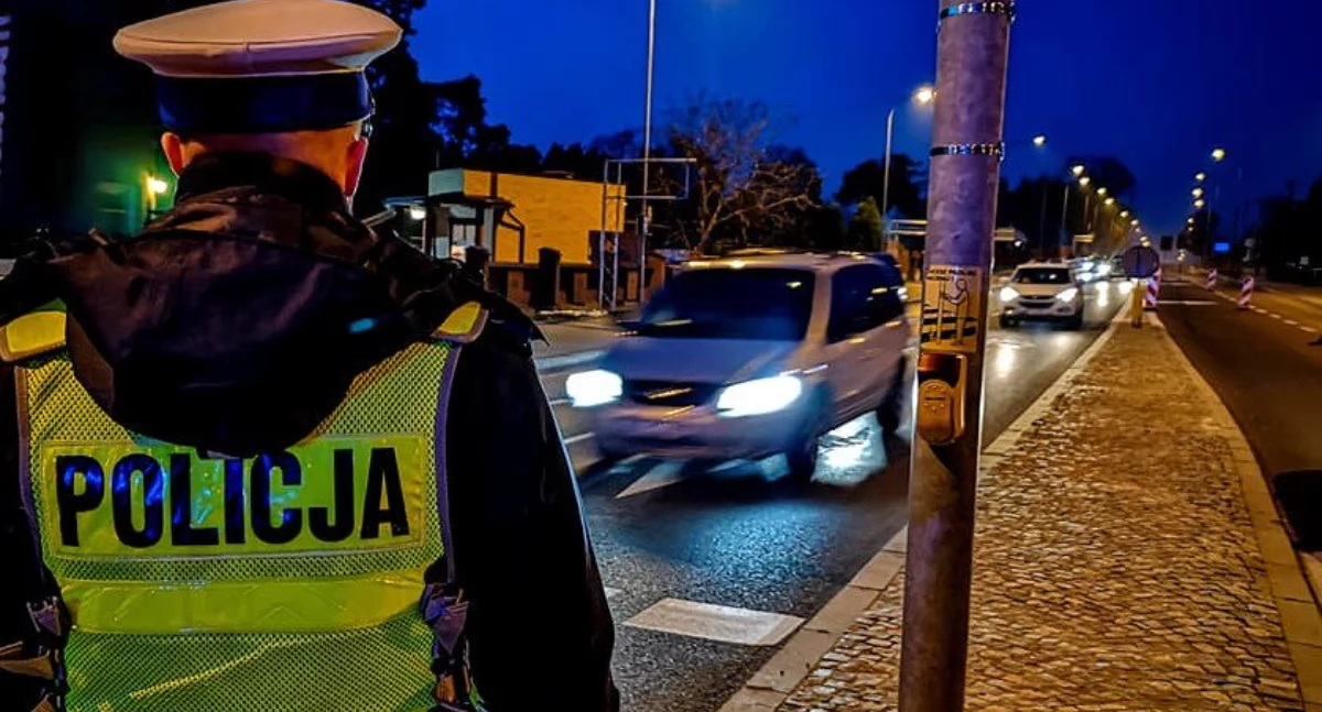 Zdjęcie policjanta drogówki przy samochodzie/ podlaska.policja.gov.pl