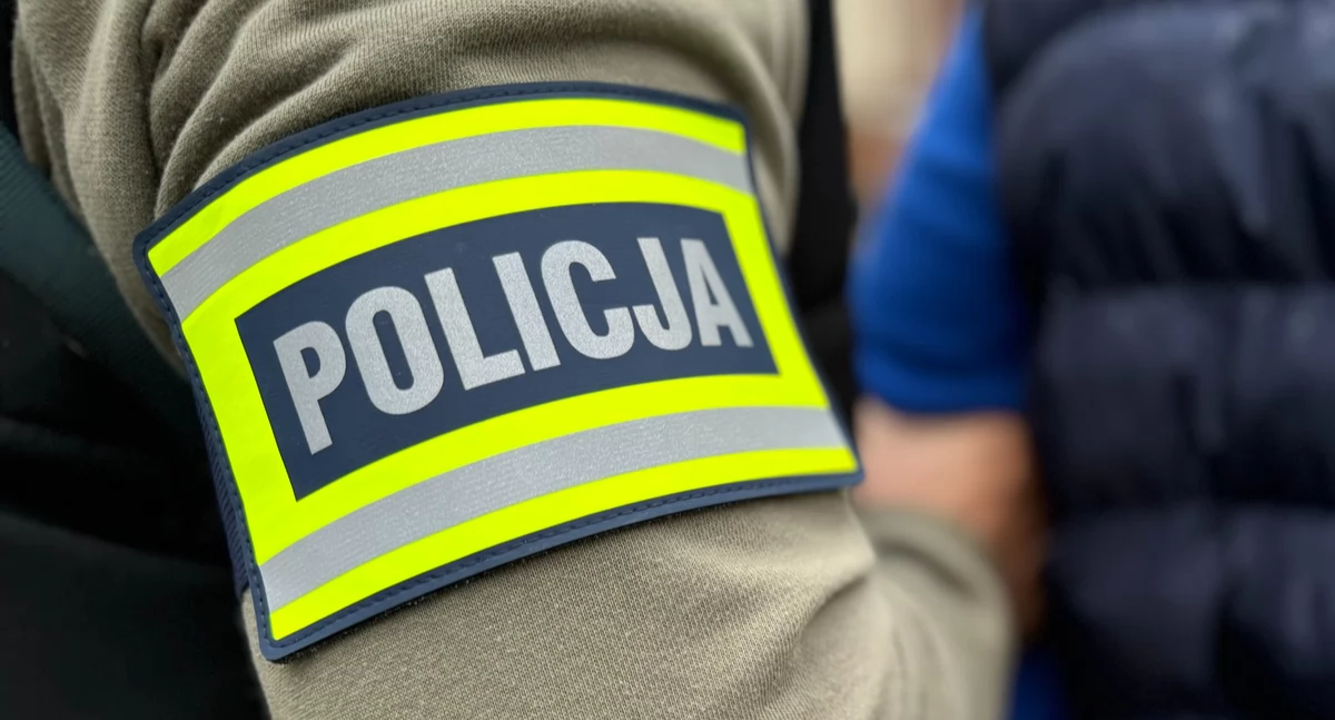 Zdjęcie policjanta prowadzącego zatrzymanego mężczyznę/ podlaska.policja.gov.pl