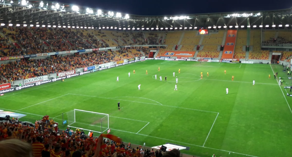 Zdjęcie kibiców i piłkarzy na stadionie miejskim w Białymstoku/ TJ 