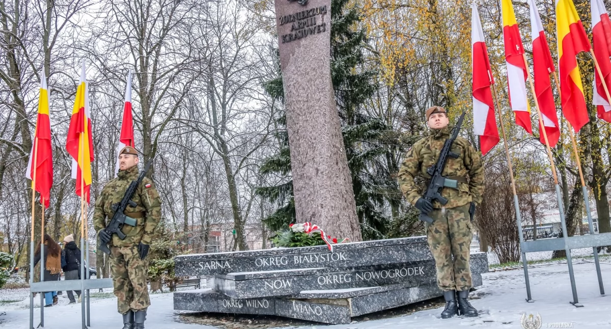 Zdjęcie terytorialsów pod pomnikiem poświęconym Żołnierzom Armii Krajowej w Białymstoku/ 1PBOT