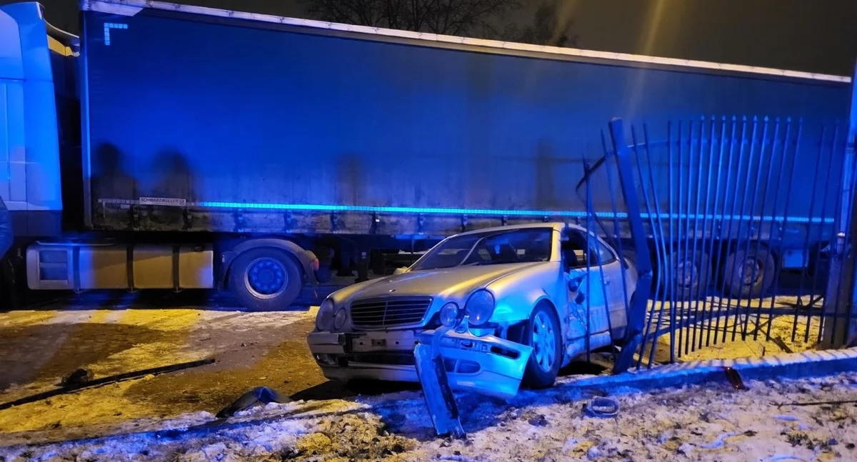 Zdjęcie samochodu, który uderzył w ogrodzenie i ciężarówki/ podlaska.policja.gov.pl