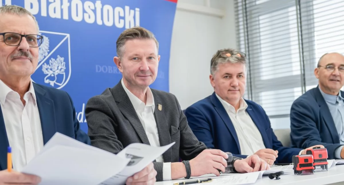 Zdjęcie z podpisania umowy na przebudowę drogi Dzierżki – Brzozowo-Solniki/ powiatbialostocki.pl