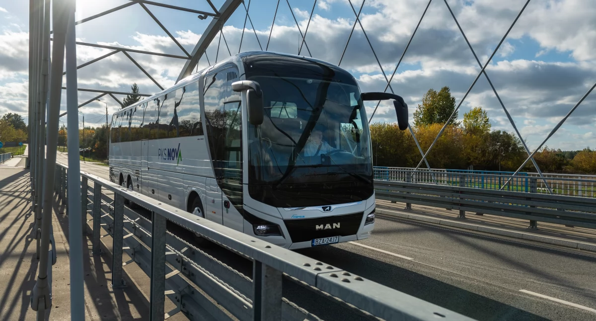 Zdjęcie autobusu PKS Nova na moście/ PKS Nova