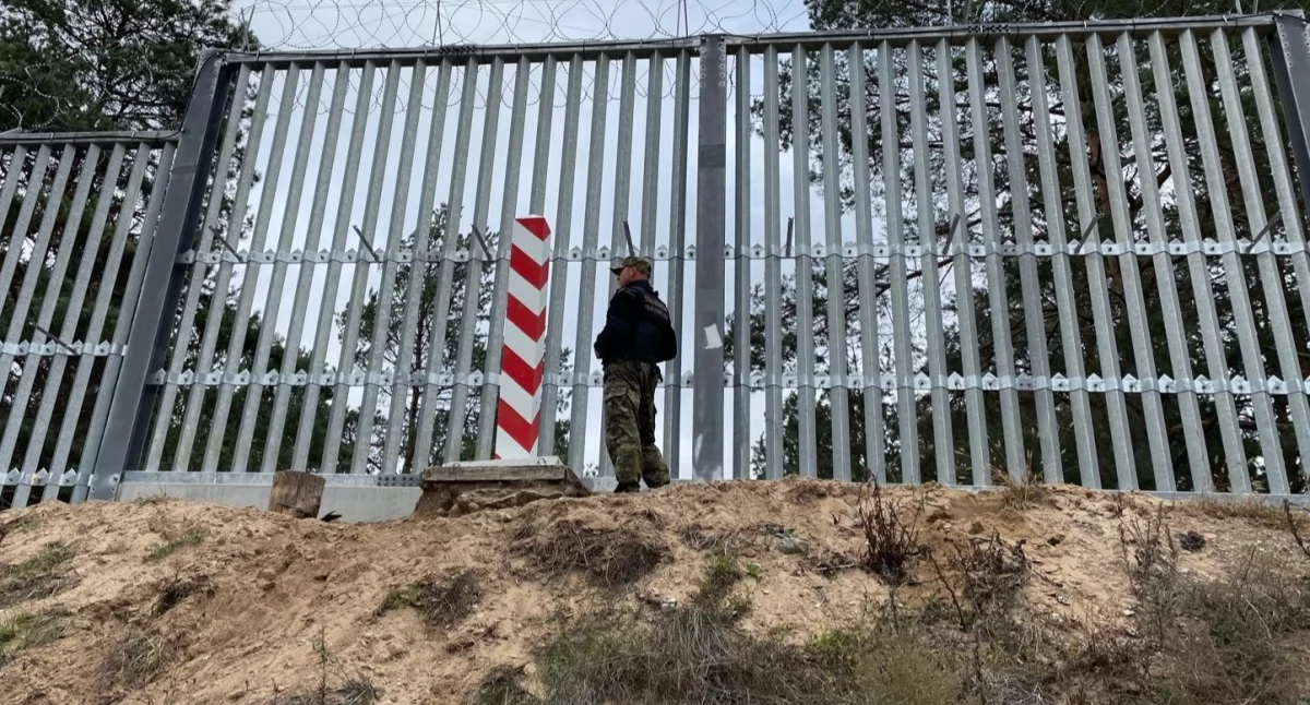 Zdjęcie strażnika granicznego na patrolu pod zaporą na granicy polsko - białoruskiej/ Straż Graniczna