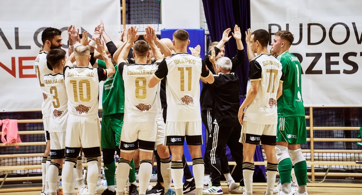 Zdjęcie piłkarzy futsalu na hali sportowej/ mat. pras.