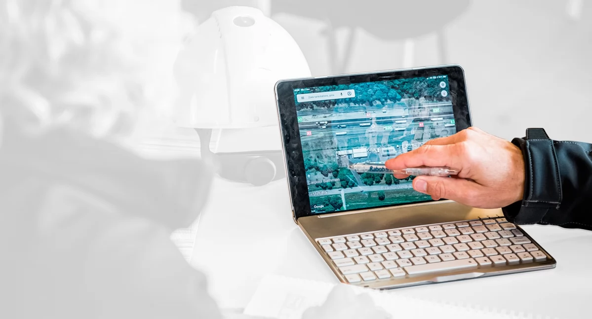 Zdjęcie ręki mężczyzny wskazującego ekran na laptopie