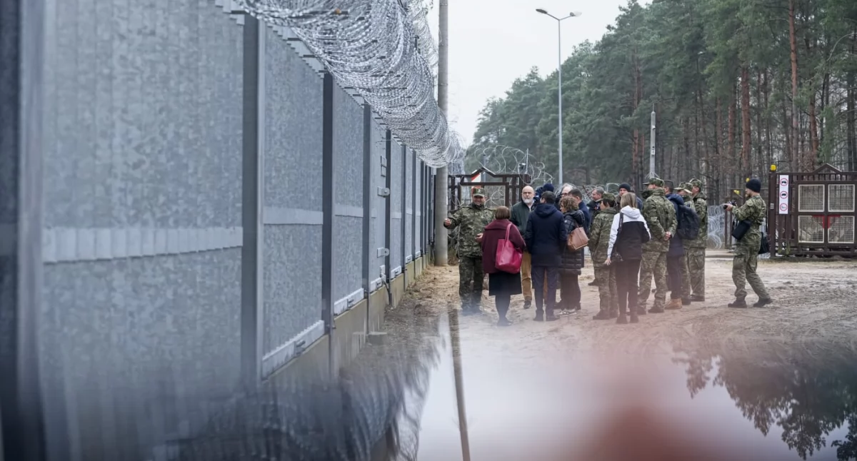 Zdjęcie europarlamentarzystów na przejściu granicznym w Połowcach/ PUW