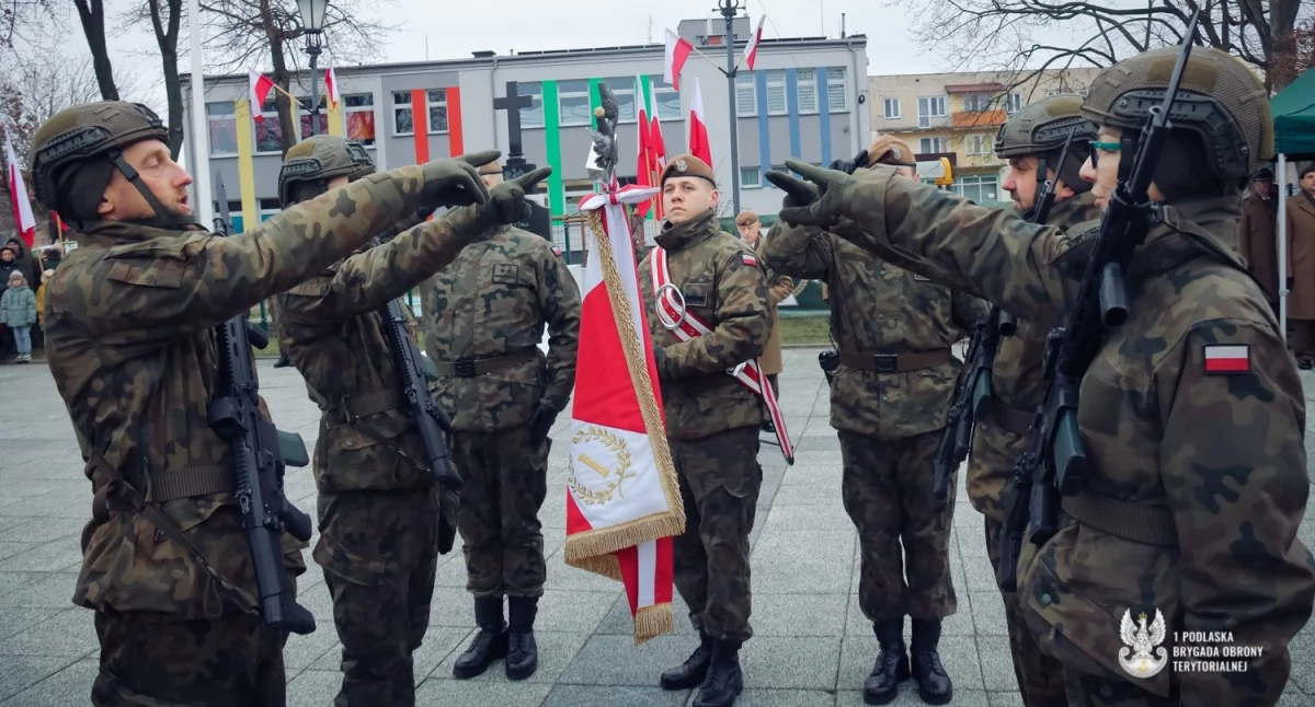 Zdjęcie terytorialsów składających przysięgę/ 1PBOT