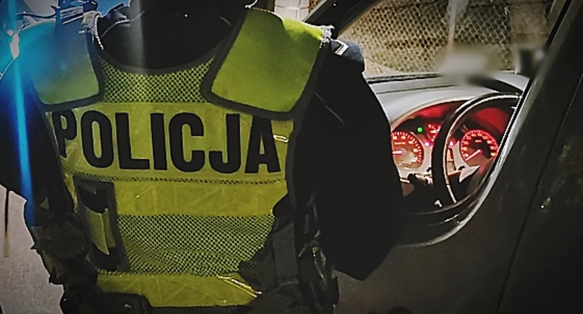 Zdjęcie policjanta przy samochodzie/ podlaska.policja.gov.pl