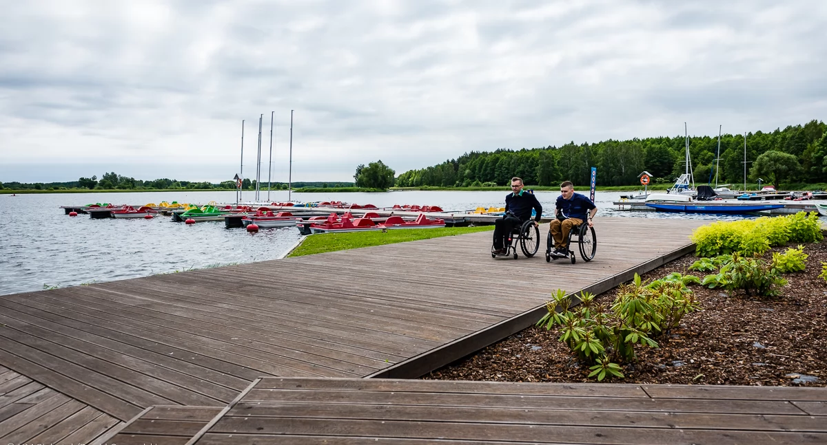 Zdjęcie osób na wózkach inwalidzkich na plaży Dojlidy/ bialystok.pl