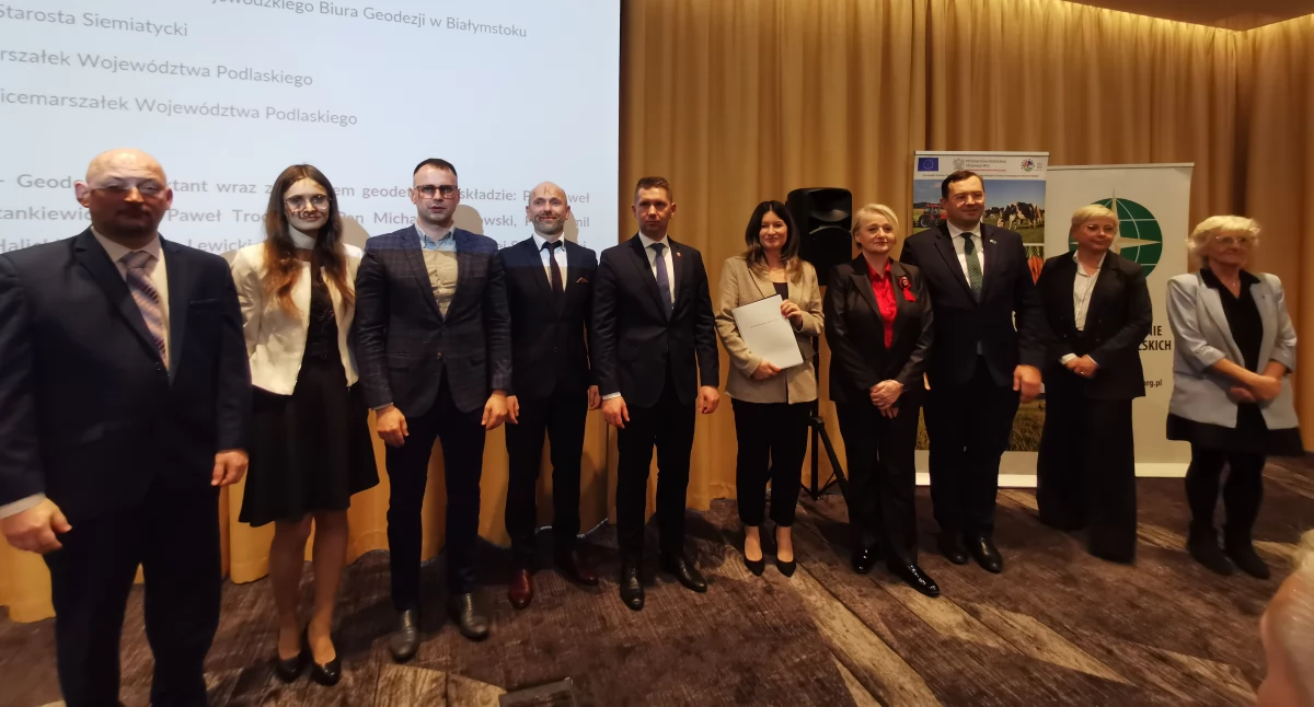 Zdjęcie wyróżnionych geodetów/ podlaskie.eu
