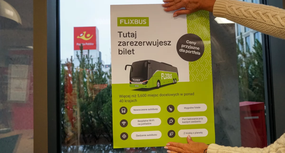 Zdjęcie plakatu wieszanego na szybie w budynku Poczty Polskiej/ Poczta Polska