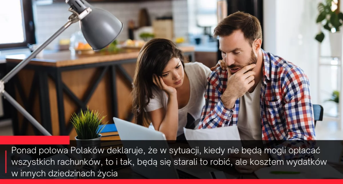 Zdjęcie pary siedzącej nad rachunkami
