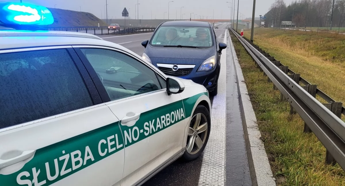 Zdjęcie pojazdu Służby Celno - Skarbowej i zatrzymanej osobówki/ KAS