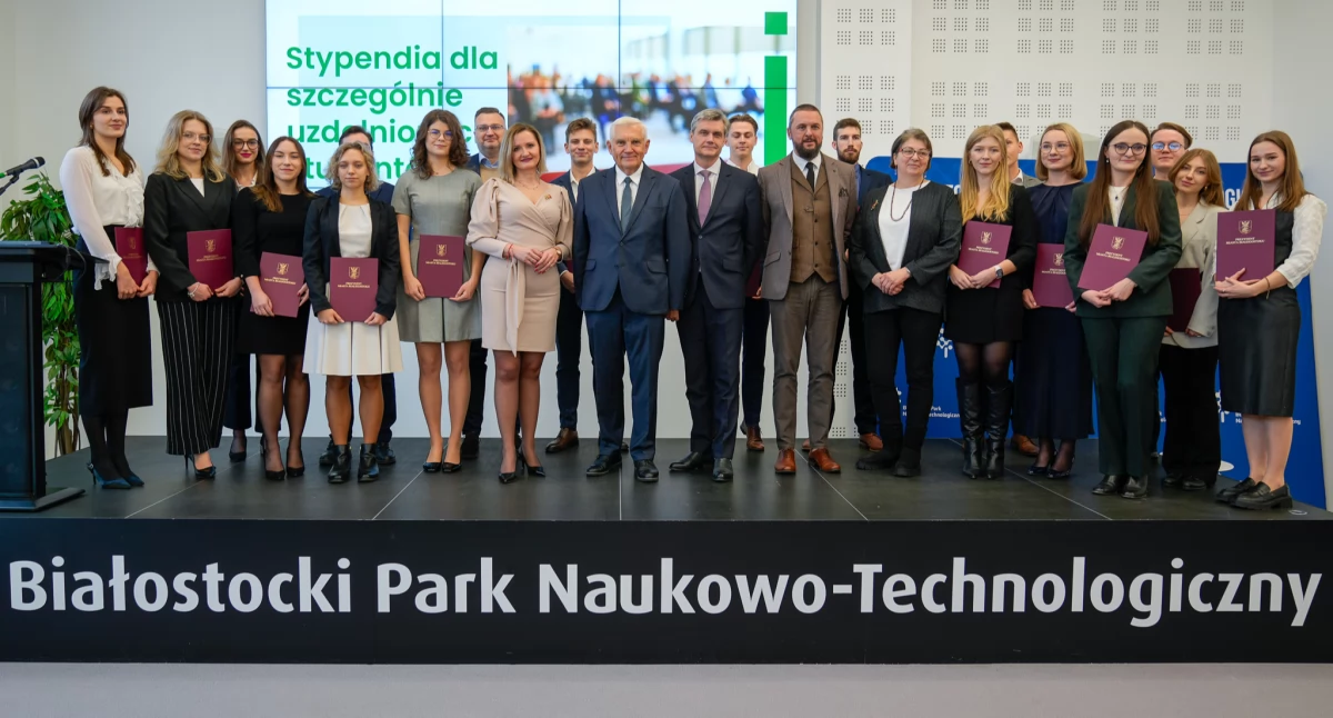 Zdjęcie stypendystów/ bialystok.pl