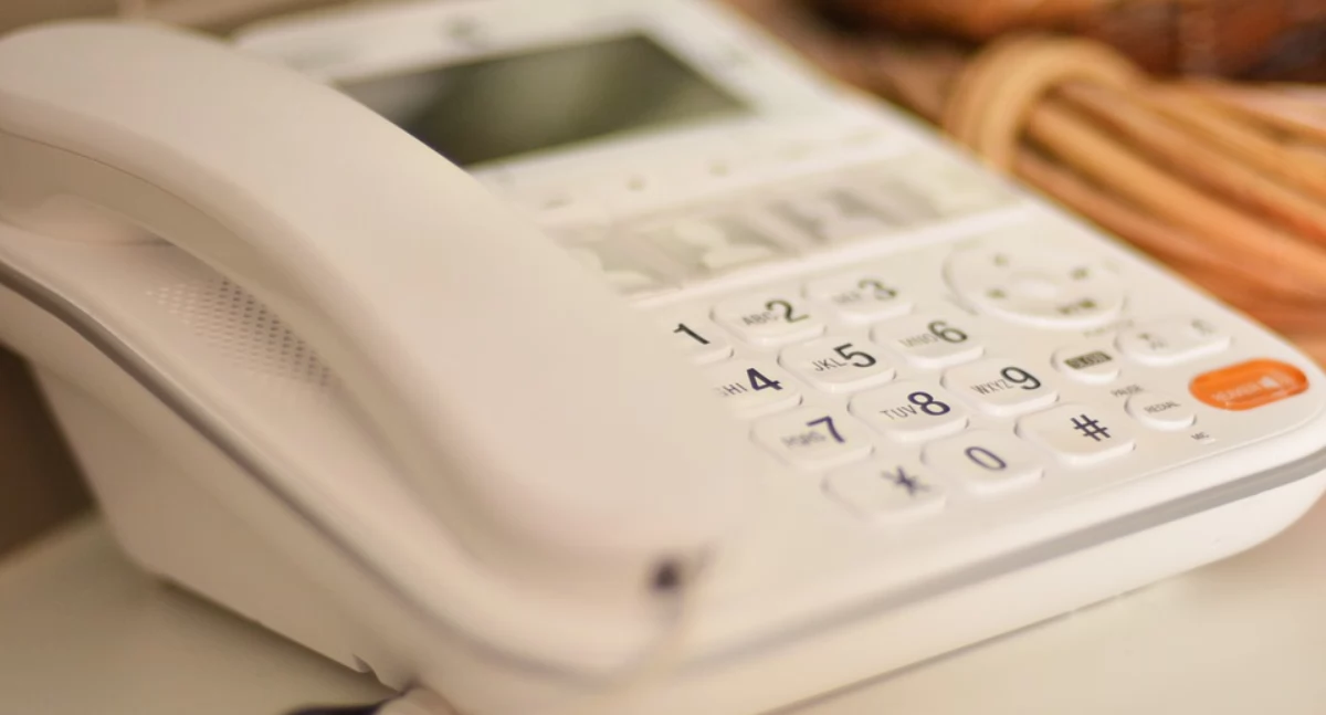 Zdjęcie telefonu na biurku/ Pixabay.com telephone