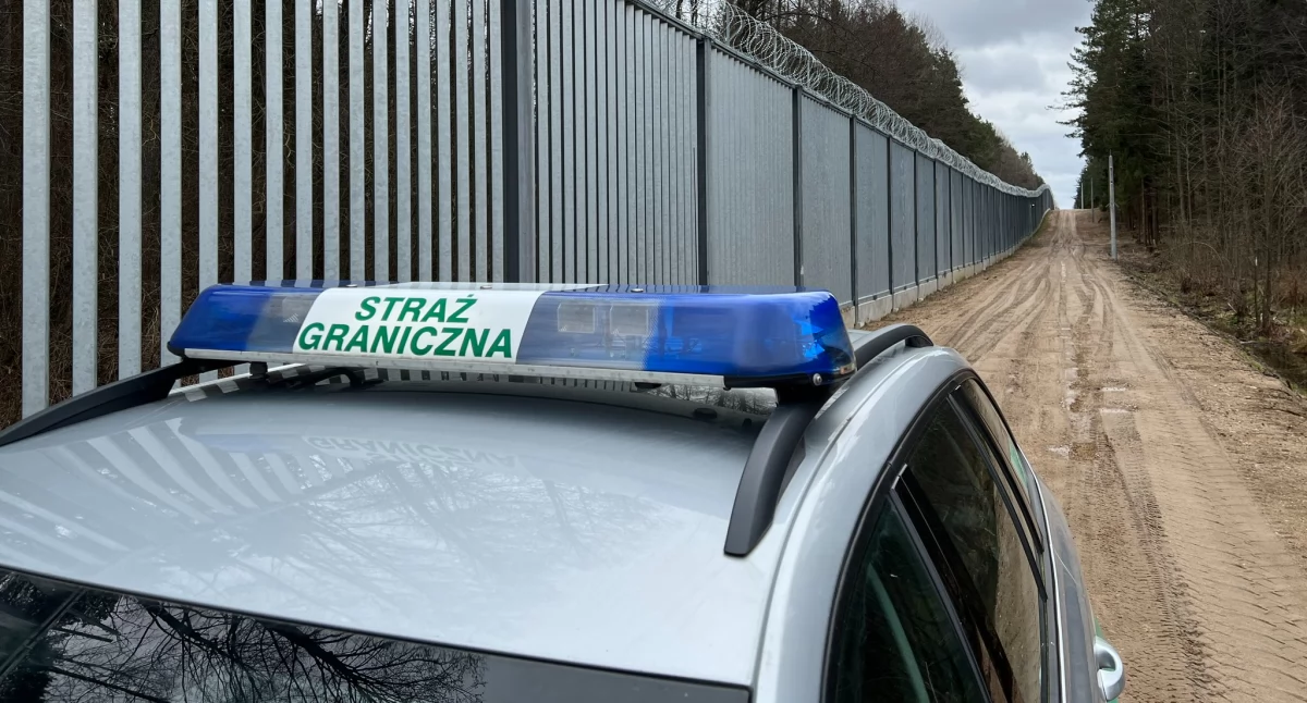 Zdjęcie pojazdu Straży Granicznej pod zaporą oddzielającą od Białorusi/ SG