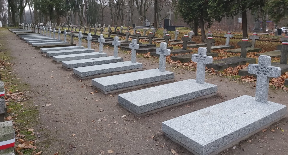 Zdjęcie odrestaurowanych nagrobków na Cmentarzu Wojskowym w Białymstoku/ bialystok.pl