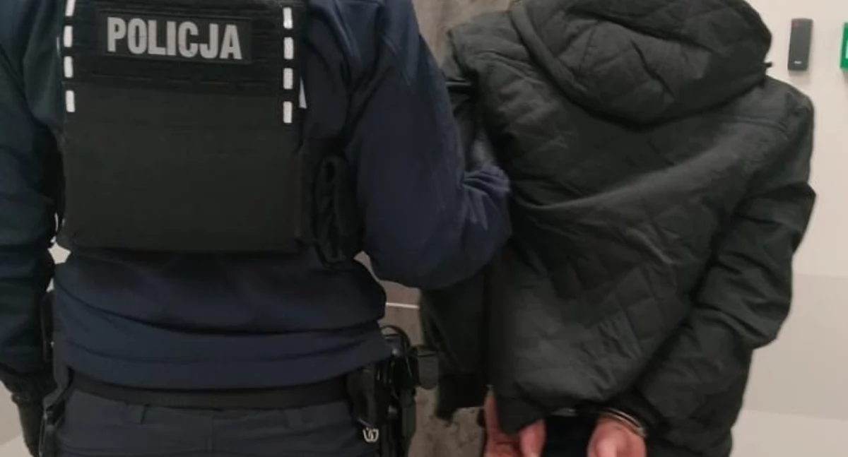 Zdjęcie policjanta prowadzącego zatrzymanego mężczyznę/ podlaska.policja.gov.pl