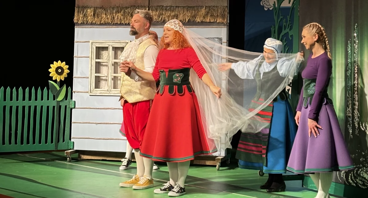 Zdjęcie aktorów podczas spektaklu „Cicho… sza…”/ Teatr Dramatyczny