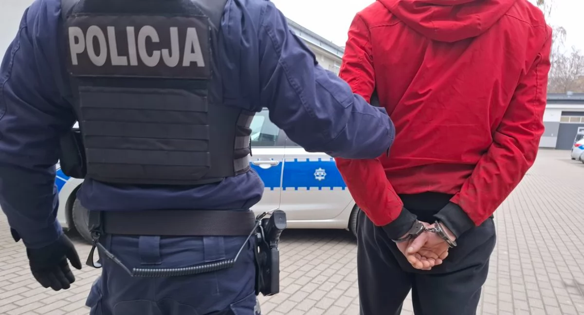 Zdjęcie policjanta prowadzącego zatrzymanego mężczyznę/ podlaska.policja.gov.pl