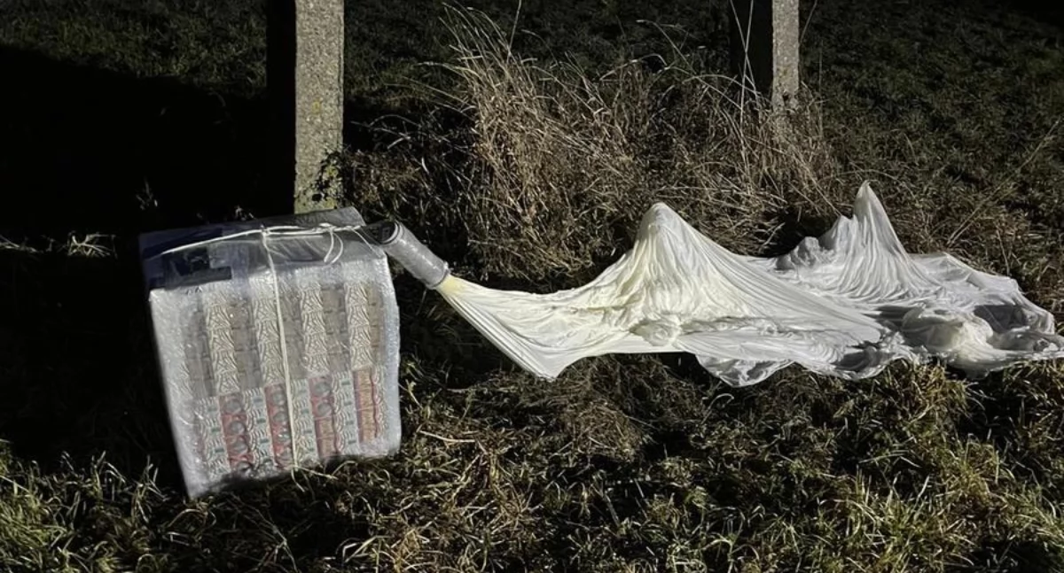 Zdjęcie szczątków balonu z podczepionymi papierosami/ podlaska.policja.gov.pl
